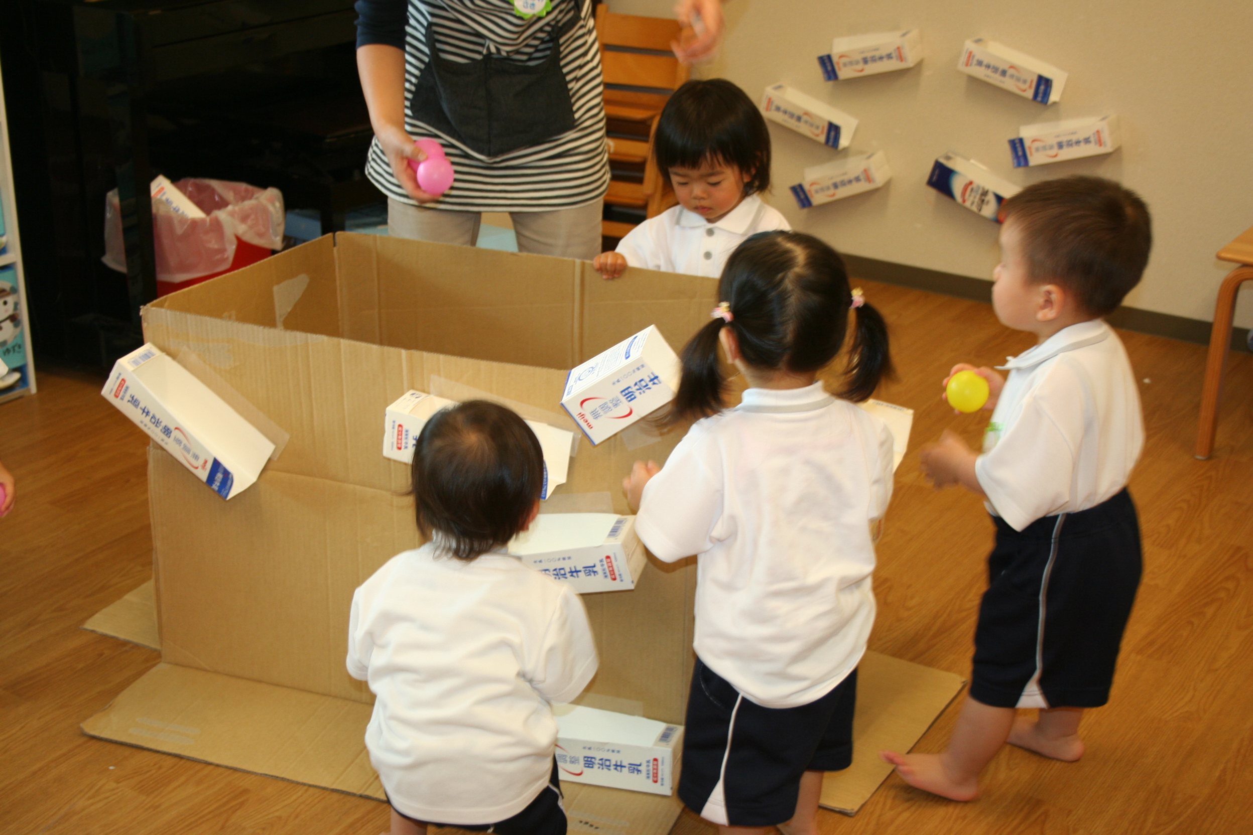 ボール転がしをしたよ 一歳児 月かげ保育園ブログ